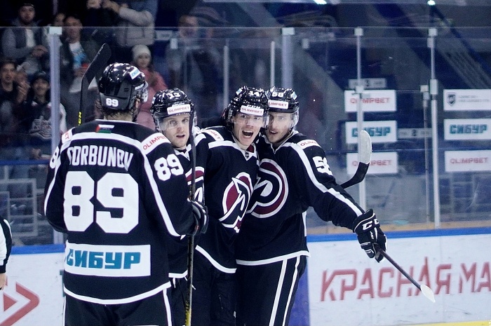 Игроки хоккейного клуба «Рубин» забросили девять шайб в Пензе и победили!