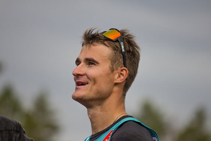 Победитель летнего чемпионата России по биатлону в индивидуальной гонке Кирилл Стрельцов: «В команде договорились: кто первый поднимется на пьедестал, исполнит танец»