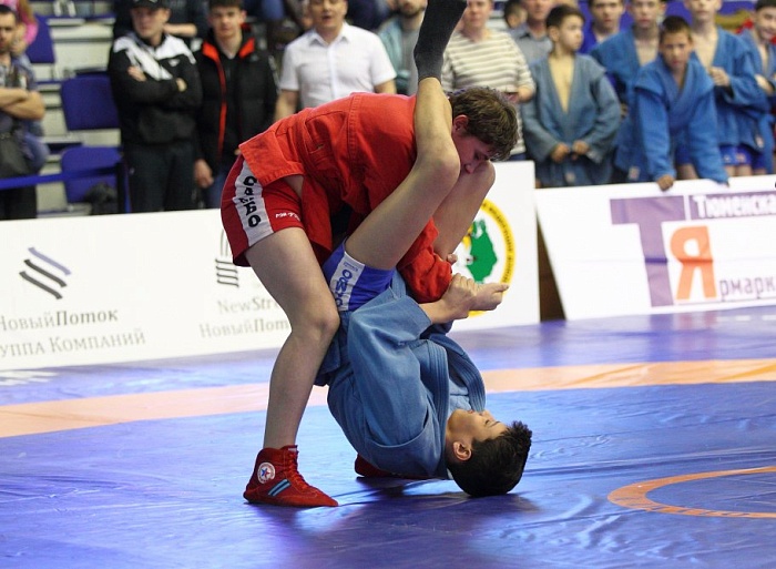 В Тюмени борцы греко-римского стиля соперничают на турнире в память о Владимире Хромине