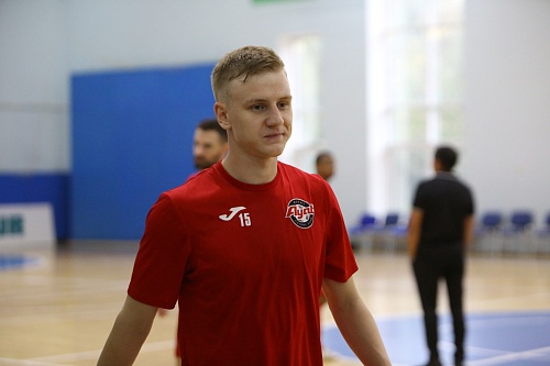 Защитник мини-футбольного клуба «Аят» Евгений Козырчиков: «В команде, помимо русского, говорят на казахском и португальском языках. Видимо, придётся учить»