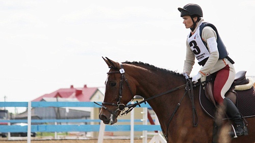 Мчались на качалках и верхом