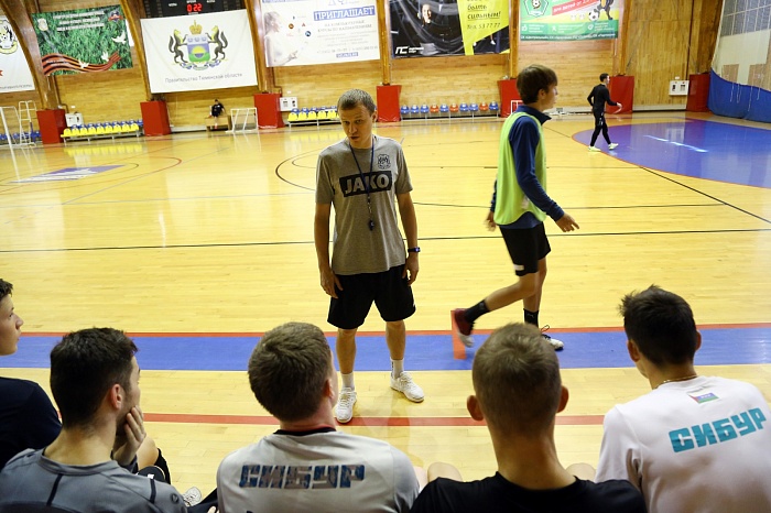 Старший тренер дубля мини-футбольного клуба «Тюмень» Сергей Марадуда предостерегает талантливых ребят об опасности звёздной болезни