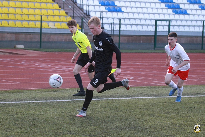 Нападающий футбольной команды «Тюмень-2007» Максим Абакумов: «После третьего гола ноги забились, решил йогой позаниматься, показать Эрлинга Холланда»