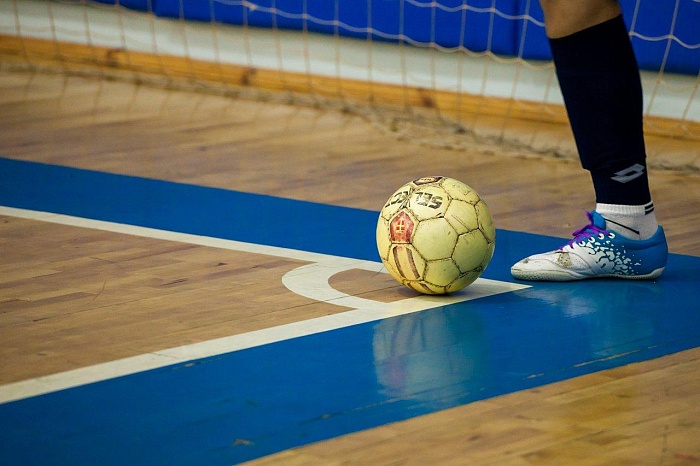 Хет-трик бомбардира принес победу лидеру