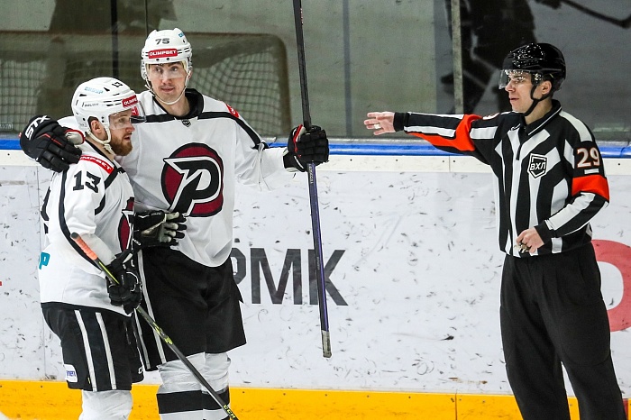 Хоккейный клуб «Рубин» победил в Челябинске и упрочил лидерство в чемпионате