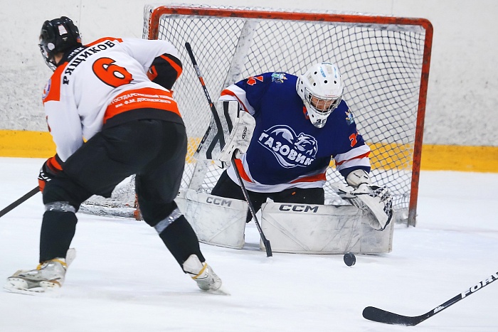 Студенческий хоккейный клуб «Газовик» в чемпионате СХЛ принимал омичей