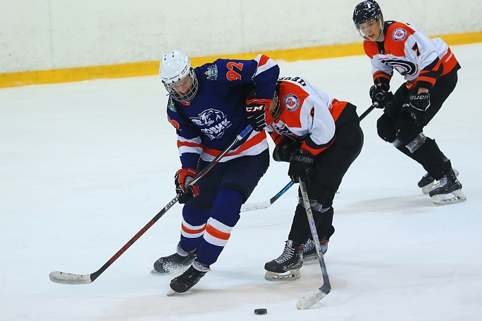 Студенческий хоккейный клуб «Газовик» в чемпионате СХЛ принимал омичей