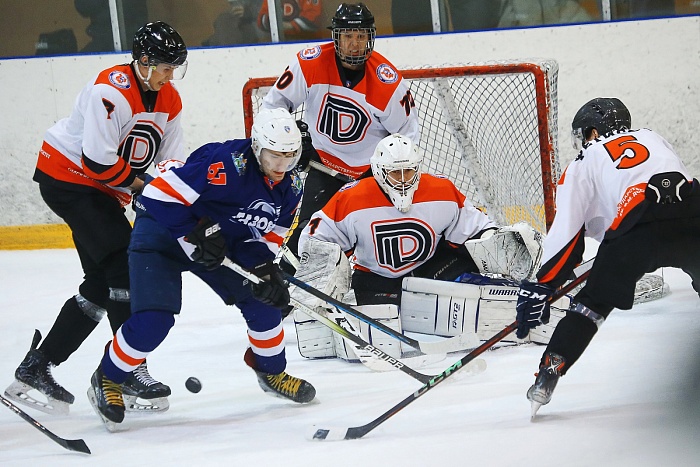 Студенческий хоккейный клуб «Газовик» в чемпионате СХЛ принимал омичей