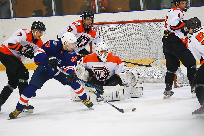 Студенческий хоккейный клуб «Газовик» в чемпионате СХЛ принимал омичей