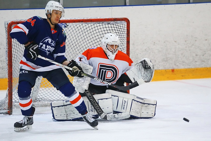 Студенческий хоккейный клуб «Газовик» в чемпионате СХЛ принимал омичей