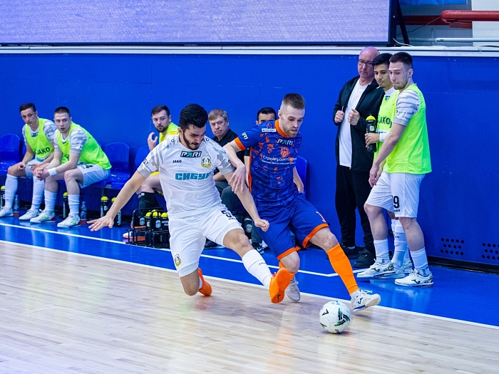 МФК «Тюмень» уступил в первом полуфинале PARI-Суперлиги по футзалу: маэстро Прудников, шоумен Гитта и несдержанность Гавтадзе