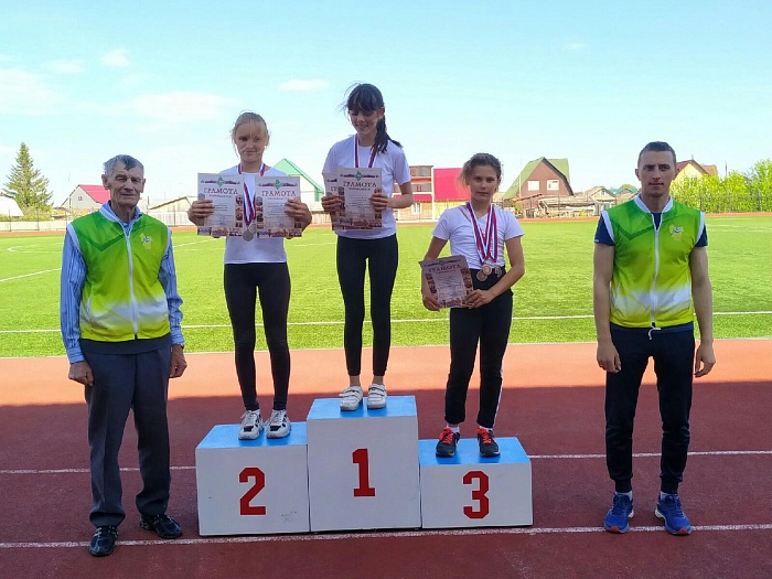 Школьники бежали и метали мяч