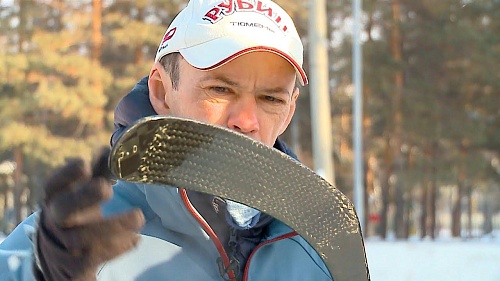 Если у вас проблемы с клюшкой - её решит Мариупольский. Философский сюжет о мастере хоккейной экипировки