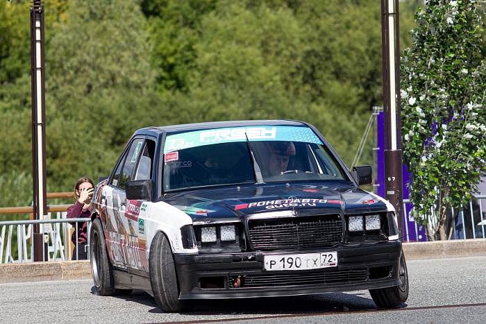 В День физкультурника в Тюмени на набережной прошли соревнования по автогонкам