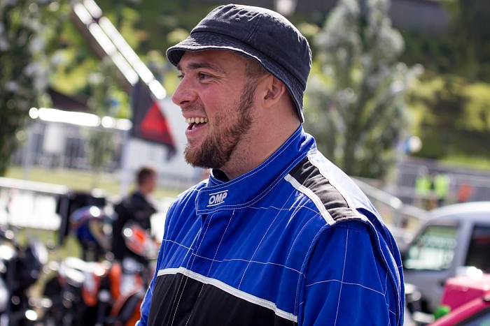 В День физкультурника в Тюмени на набережной прошли соревнования по автогонкам