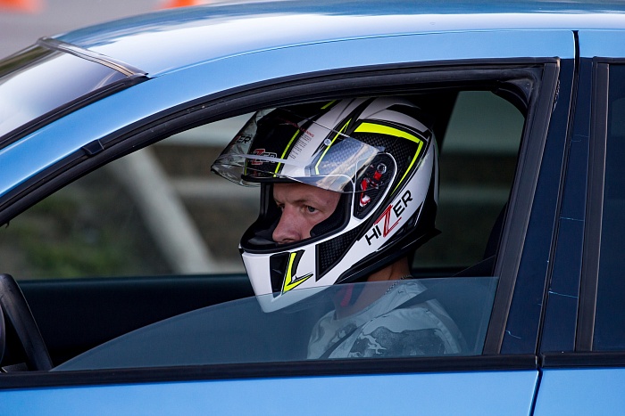 В День физкультурника в Тюмени на набережной прошли соревнования по автогонкам