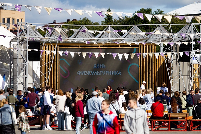В День физкультурника в Тюмени на набережной прошли соревнования по автогонкам
