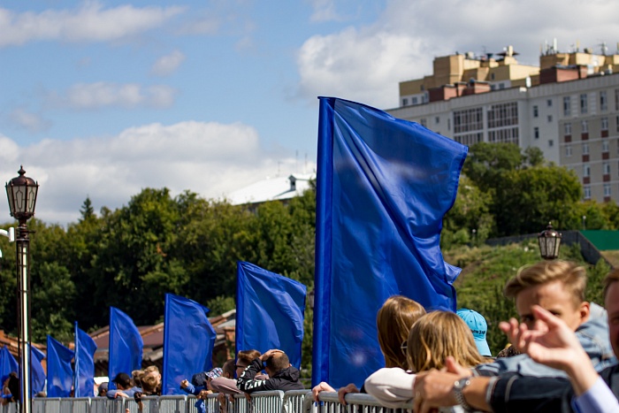 В День физкультурника в Тюмени на набережной прошли соревнования по автогонкам