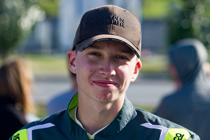 В День физкультурника в Тюмени на набережной прошли соревнования по автогонкам