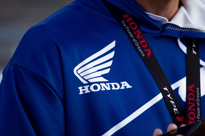 В День физкультурника в Тюмени на набережной прошли соревнования по автогонкам