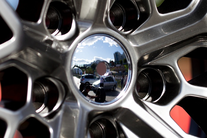 В День физкультурника в Тюмени на набережной прошли соревнования по автогонкам