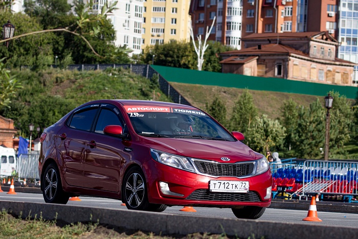 В День физкультурника в Тюмени на набережной прошли соревнования по автогонкам