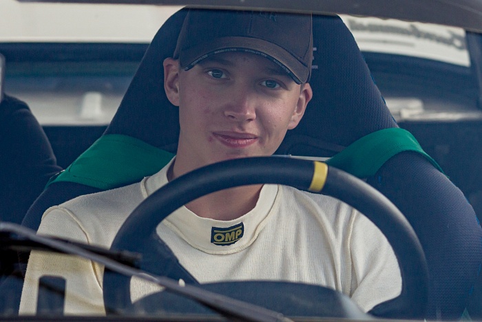 В День физкультурника в Тюмени на набережной прошли соревнования по автогонкам