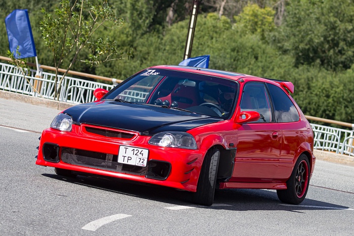 В День физкультурника в Тюмени на набережной прошли соревнования по автогонкам