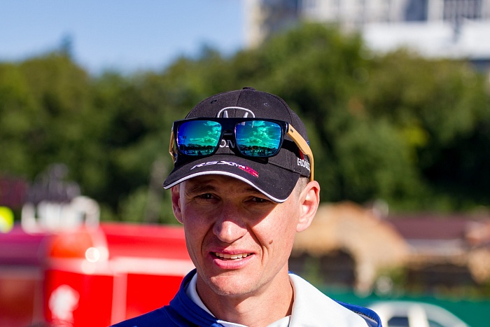 В День физкультурника в Тюмени на набережной прошли соревнования по автогонкам