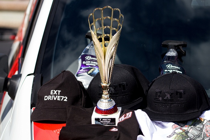 В День физкультурника в Тюмени на набережной прошли соревнования по автогонкам