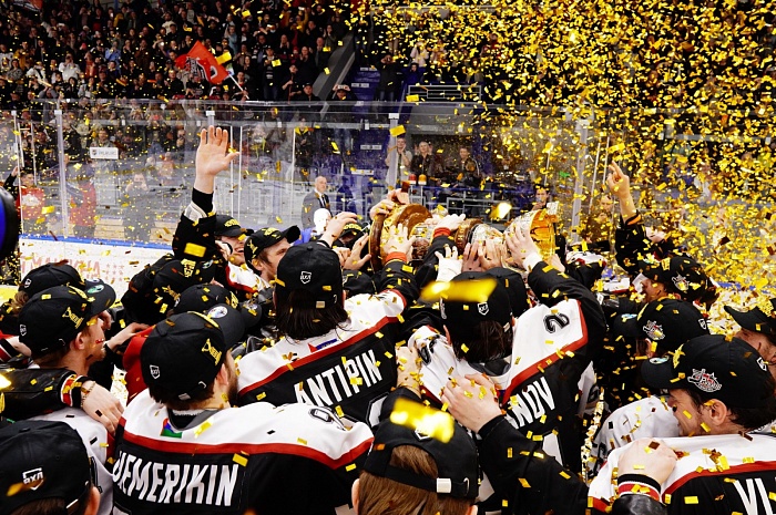 ВХЛ признала лучшими в сезоне игроков ХК «Рубин» - вратаря Егора Назарова и защитника Александра Осипова!