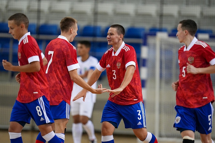 Воспитанники тюменского футзала Сергей Аборин, Яков Суставов и Алексей Владимиров – победители II Игр стран СНГ в составе юношеской сборной России