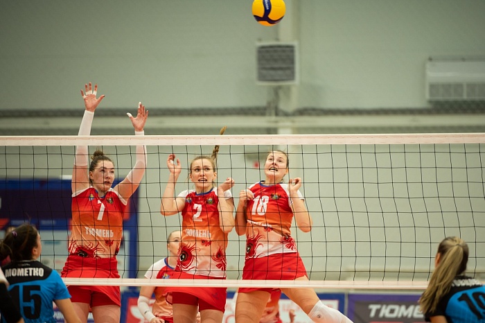 В заключительном матче  тура волейболистки «Тюмени» в Екатеринбурге уступили хозяйкам площадки
