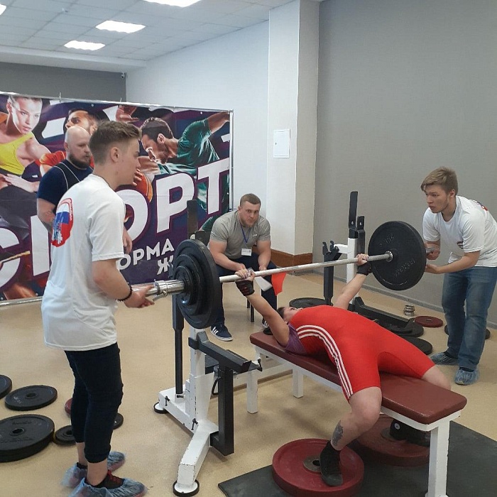 В жиме штанги победили в абсолютном первенстве
