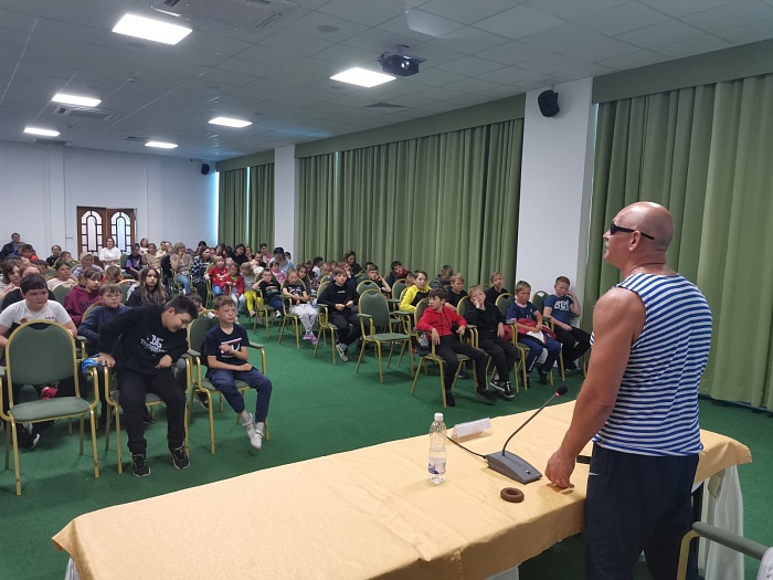 Чемпион по многоборью международной Спартакиады среди слепоглухих 2016 года Сергей Мельников встретился в Увате с юными спортсменами