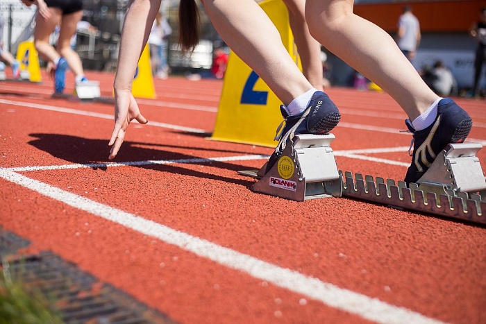 Легкоатлеты летний сезон открыли под дождем