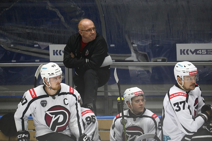 Главный тренер хоккейного клуба «Рубин» Дмитрий Андреев: «Подбираем оптимальные сочетания игроков»