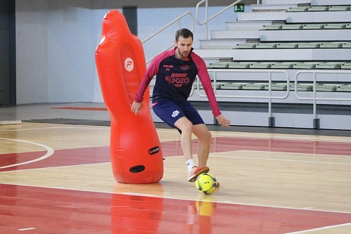 «Эль-Посо» тренируется в зале