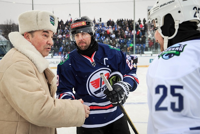 Денис Ячменёв: «Дед Мороз придет и положит под елку подарки»