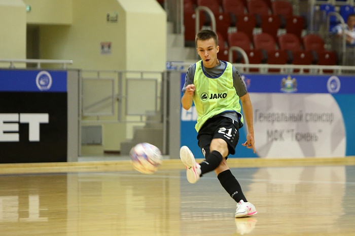 Игрок мини-футбольной команды «Тюмень-дубль» Александр Фролов: «В выходной на сборах жарили шашлыки, играли в текбол, это сплотило наш коллектив»