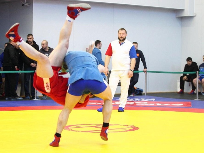 Выиграл награду среди тяжеловесов