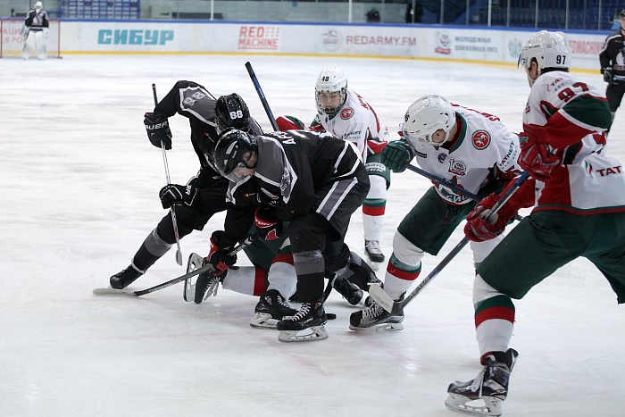 «Жемчужина Сибири» приютила хоккеистов