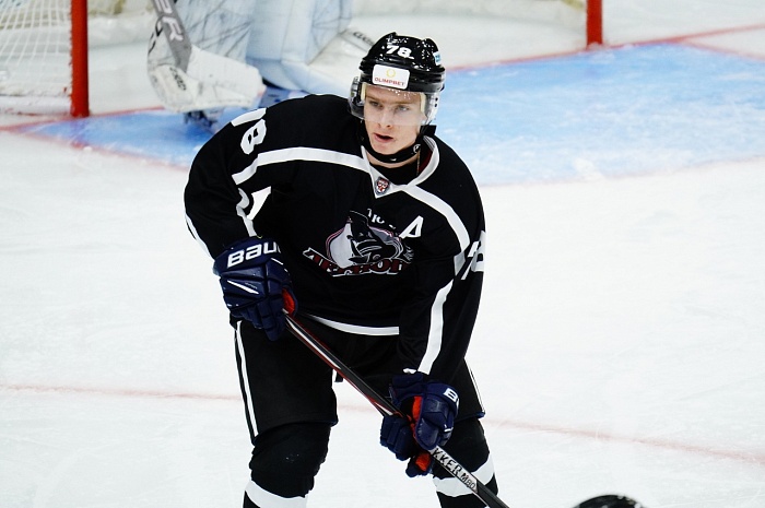 Нападающий хоккейного клуба «Тюменский Легион» Павел Мешков: «Три шайбы за матч в МХЛ ещё не забрасывал»