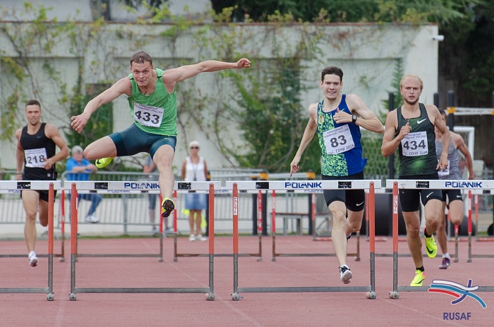 Выиграли два трофея в барьерном беге