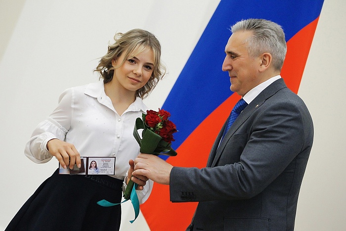 Тренер тюменской спортивной школы № 1 Елена Овчарова: «Вручение удостоверения мастера спорта Лере было ожидаемо. Она много и усердно трудилась на результат»