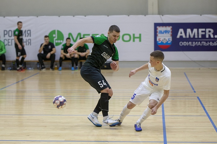 Забил и своим, и чужим