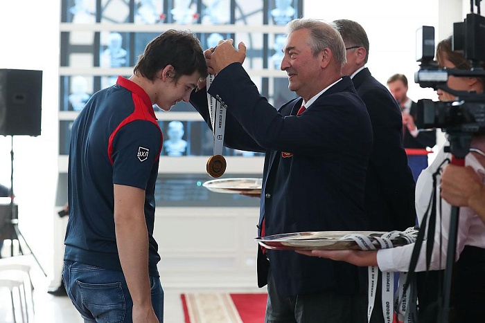 Золотую медаль на шею Брютова повесил Третьяк