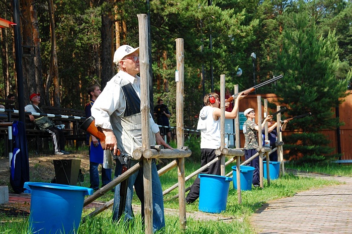 На Урале из ружей били по тарелкам