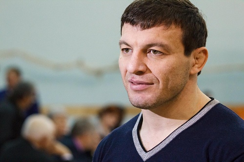 Рустам Тотров: «Юным борцам нужно оказывать внимание»