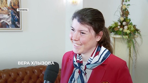 Александр Моор встретился с тюменскими паралимпийцами и вручил им денежные сертификаты